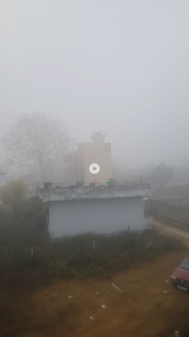 विकास नगर में सुबह 9:00 तक घना कोहरा छाया रहा जिससे आम जनजीवन प्रभावित हुआ लोग जरूरी काम छोड़ घरों में दुबके रहे