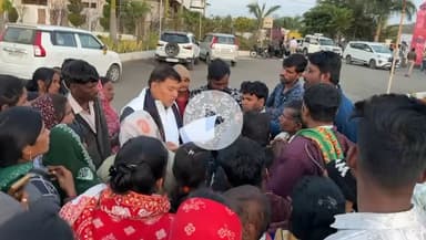 #सेवा_परमो_धर्मः 
विस क्षेत्र  चौरई  के चांद  से अपनी समस्या लेकर आए महिलाओं और  उनके परिवार जनों की समस्याओं को सुनकर  मान सांसद विवेक साहू जी से चर्चा कर निराकरण कराया।
 कार्यालय भाजपा सेवा सदन विस क्षेत्र चौरई शैलेंद्र ब