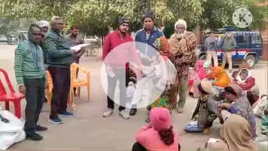 हमीरपुर: फ़त्तेपुर रगौल के पात्रों को राजस्व विभाग ने मौदहा तहसील परिसर में बांटे कम्बल