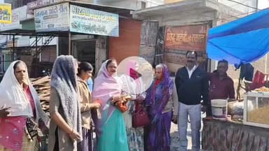 *अटल जयंती पर जमीनी स्तर की महिला गायत्री बाई का हुआ सम्मान*
आज भारतरत्न, पूर्व प्रधानमंत्री श्रद्धेय अटल बिहारी वाजपेई जी की जयंती के पावन अवसर पर हम एक कर्मयोगिनी गायत्री बाई एवं कमला रजक को सामानपूर्वक नमन करते हैं 
गायत्री बाई ज़मीनी