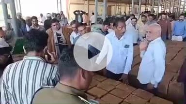 नरसिंहपुर: कृषि मंडी में व्यापारियों द्वारा अनाज रखने से नाराज़ किसानों ने किया हंगामा