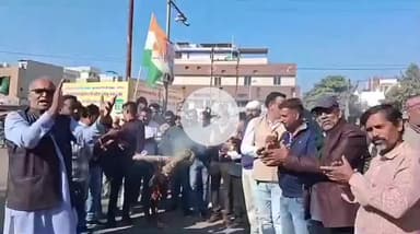 नरसिंहपुर: बांग्लादेश में हिन्दू दीपू चंद्र दास की निर्मम हत्या पर युवा कांग्रेसियों ने जताया विरोध, किया पुतला दहन