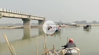 अमौर -15 वर्ष बीतने को है अब तक नहीं हो सका खाड़ी घाट पर पुल निर्माण कार्य, पूरा नाव पर आवागमन करना लोगों की बनी मजबूरी