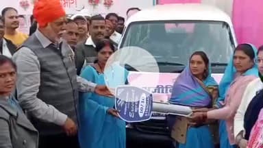 नरसिंहपुर: जनपद में कैबिनेट मंत्री ने आजीविका एक्सप्रेस को हरी झंडी दिखाकर किया रवाना