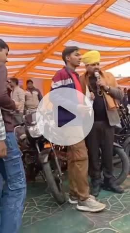 रामदेव पर एक बार फिर तंज कसते हुए बृजभूषण सिंह ने युवक से पूछा, “इतने कील-मुहांसे क्यों निकले हैं?”