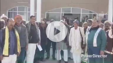 कर्वी: राजापुर तहसील के लमेहटा गांव में चकबंदी कार्य रोके जाने की मांग को लेकर दो दर्जन ग्रामीण किसान पहुंचे डीएम कार्यालय