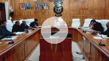 बहराइच: कलेक्ट्रेट सभागार में एडीएम की अध्यक्षता में कर एवं करेत्तर राजस्व वसूली की समीक्षा बैठक संपन्न हुई