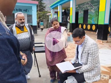 चम्बा: रंगों की पाठशाला अभियान की कार्य प्रगति को लेकर डीसी ने बरौर और प्लयूर स्कूल का किया निरीक्षण