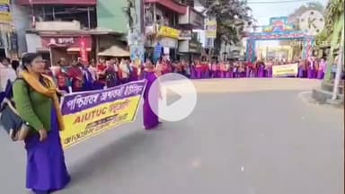 ঝাড়গ্রাম: দীর্ঘদিনের বঞ্চনা ও ন্যায্য বেতনের দাবিতে ঝাড়গ্রামে আশাকর্মীদের রাস্তা অবরোধ,দাবি না মানলে বৃহত্তর আন্দোলনের হুঁশিয়ারি