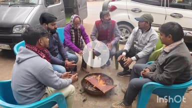 तिलोई: तिलोई में ठंड से बचने के लिए लोग अलाव तापते नजर आए