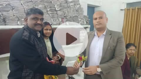 कटिहार के सदर एसडीओ श्री प्रधुम्न सिंह यादव को बुके देकर स्वागत करते समेली प्रमुख श्रीमती अनुकम्पा कुमारी,