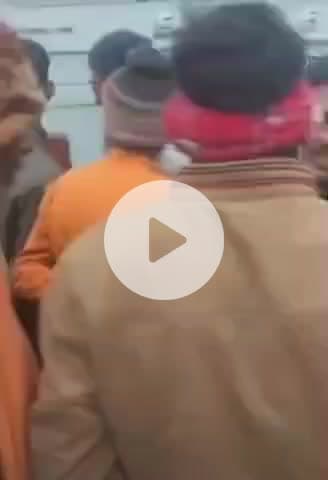 नवाबगंज: बाराबंकी के रानी बाजार चौराहे पर दर्दनाक हादसा, निजी बस की टक्कर से दो युवक गंभीर रूप से घायल