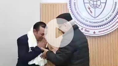 विदाई समारोह में निदेशक ने Dr. Sarvesh Kumar Tiwari को अंगवस्त्रम से सम्मानित किया