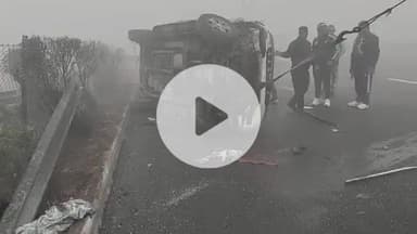 फतेहाबाद: आगरा लखनऊ एक्सप्रेसवे के 14वें माइलस्टोन पर कोहरे में भिड़ी एक के बाद एक तीन कारें, कोई घायल नहीं, मची खलबली