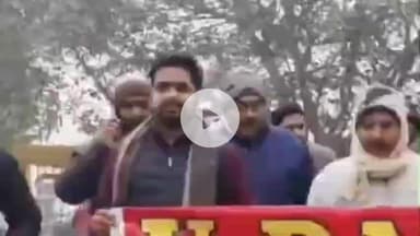 पडरौना: कुशीनगर कलेक्ट्रेट पर सेल्स प्रमोशन कर्मचारियों ने 29 सूत्रीय मांगों को लेकर किया प्रदर्शन, मुख्यमंत्री को सौंपा ज्ञापन