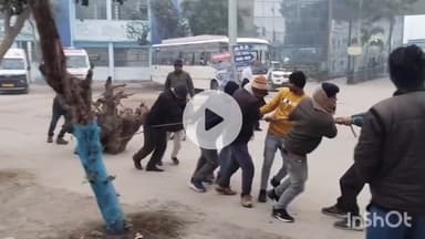 सुपौल: सदर अस्पताल सुपौल में बढ़ती ठंड को देखते हुए एम्बुलेंस कर्मियों ने की आग की व्यवस्था