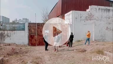 भिंड: मालनपुर में प्रशासनिक अधिकारियों और बैंक प्रबंधन ने सीज की बंद फैक्ट्री, प्रबंधन ने दिखाया स्टे