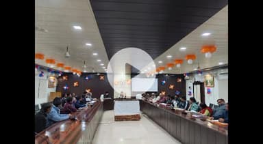 मानिकपुर: DM की अध्यक्षता में ODOP योजना के तहत उत्पादों का निर्माण करने वाले हस्तशिल्पियों के साथ कलेक्ट्रेट सभागार में समीक्षा