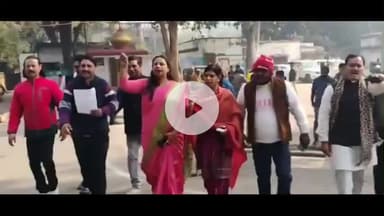 इटावा: बांग्लादेश में हिंदुओं पर हो रहे अत्याचार को लेकर कचहरी परिसर में सामाजिक कार्यकर्ताओं ने सौंपा ज्ञापन