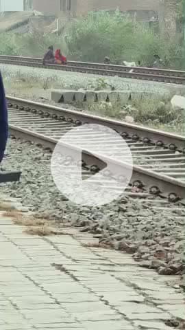 अपनी मौत को दावत देती ग्राम कुसुंभी की महिलाएं  ट्रेन का सिग्नल होने के बावजूद बेधड़क पटरियों पर बैठ कर बकरी चराती है।