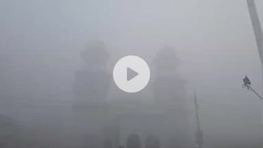 इटावा: दो दिन धूप खिलने के बाद शुक्रवार को फिर छाया घना कोहरा, ट्रेनों से लेकर सड़कों तक रेंगते दिखे वाहन, जनजीवन प्रभावित