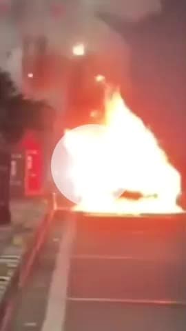 सांगानेर: जयपुर में गौरव टावर के पास पुलिया पर चलती कार बनी आग का गोला, चालक ने कूदकर बचाई जान, दमकल कर्मियों ने आग पर पाया काबू