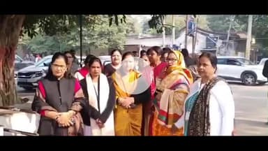 इटावा: सपा महिला सभा ने बिहार सीएम नीतीश कुमार द्वारा महिला का जबरदस्ती नकाब हटाने के मामले में कचहरी में सौंपा ज्ञापन