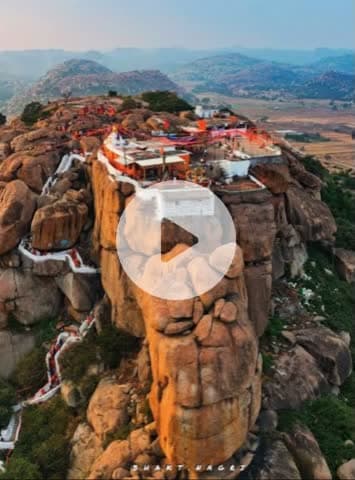 यहां जन्मे थे पवन पुत्र हनुमान...

हनुमान जी के जन्म स्थान को लेकर मतभेद है। रामायण में हनुमानजी का जन्म स्थान किष्किंधा बताया गया है, इस जगह को अभी हम्पी के नाम से जाना जाता है। ये कर्नाटक में स्थित पर्वत है। इस पर्वत की एक शिला दूर से देख