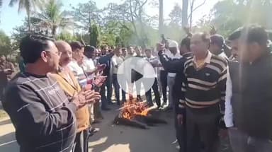 नरसिंहपुर: कांग्रेसियों ने नगरपालिका के सामने फूंका प्रशासन का पुतला, रघुपति राघव राजाराम भजन भी गाए