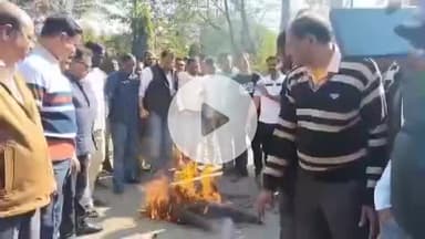 नरसिंहपुर: युवा कांग्रेस ने नगर पालिका प्रशासन का पुतला दहन कर किया विरोध