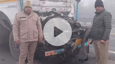 फतेहाबाद: आगरा लखनऊ एक्सप्रेस-वे के 8वें माइलस्टोन पर बड़ा हादसा टला, ट्रेलर अज्ञात वाहन से टकराया