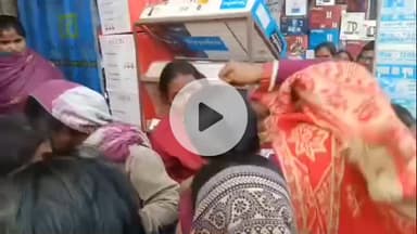 बेगूसराय: बेगूसराय के ट्रैफिक चौक पर महिला चोर को लोगों ने पकड़कर पीटा, बाद में पुलिस को सौंपा