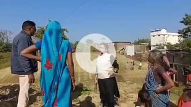 नरसिंहपुर: बरमान खुर्द में अतिक्रमण हटाने गए अधिकारियों से ग्रामीण महिलाओं की तीखी बहस
