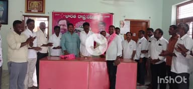 నల్లబెల్లి: నల్లబెల్లి బి ఆర్ ఎస్ పార్టీ కార్యాలయంలో పలువురు కాంగ్రెస్ పార్టీకి రాజీనామా చేసి బిఆర్ఎస్ పార్టీలో చేరిక