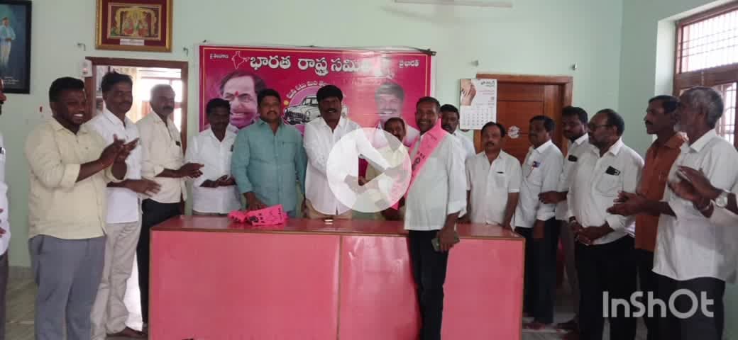 నల్లబెల్లి: నల్లబెల్లి బి ఆర్ ఎస్ పార్టీ కార్యాలయంలో పలువురు కాంగ్రెస్ పార్టీకి రాజీనామా చేసి బిఆర్ఎస్ పార్టీలో చేరిక
