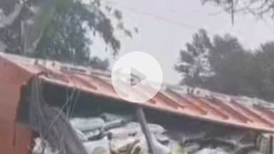 খড়িবাড়ি: খড়িবাড়িতে জাতীয় সড়কে দুর্ঘটনার কবলে পড়লো ডাল বোঝাই লরি