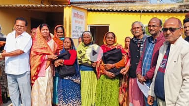 बलियापुर: बलियापुर में एसएसकेएम ट्रस्ट ने जरूरतमंदों के बीच गर्म वस्त्र बांटे