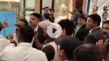 અમદાવાદ શહેર: અમદાવાદમાં ભગવા સેનાએ ક્રિસમસ ટ્રી ઉતારીને ફેંક્યાં, સૌથી મોટા પેલેડિયમ મોલમાં ઘૂસી ધમાલ મચાવી