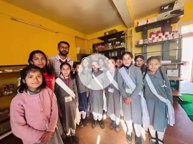 निहरी: कटवाची स्कूल के विद्यार्थियों ने पांगणा स्कूल में वोकेशनल शिक्षा का महत्व समझा, अत्याधुनिक लैब्स का किया गहन अवलोकन