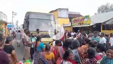 சேரன்மகாதேவி: சேரன்மகாதேவியில் முறையாக குடிநீர் வழங்கப்படாததை கண்டித்து காலி குடங்களுடன் சாலை மறியல்.