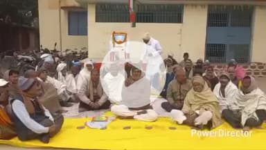 बछवारा: बछवारा प्रखंड मुख्यालय स्थित मनरेगा कार्यालय परिसर में दर्जनों कांग्रेस कार्यकर्ताओं का धरना प्रदर्शन