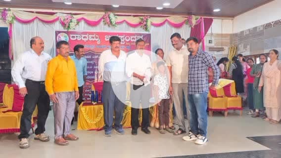 ಆಲೂರು: ಪಟ್ಟಣದ ಖಾಸಗಿ ಕಲ್ಯಾಣ ಮಂಟಪದಲ್ಲಿ ಪ್ರತಿಭಾವಂತ ವಿದ್ಯಾರ್ಥಿಗಳಿಗೆ ಪ್ರತಿಭಾ ಪುರಸ್ಕಾರ ಕಾರ್ಯಕ್ರಮ