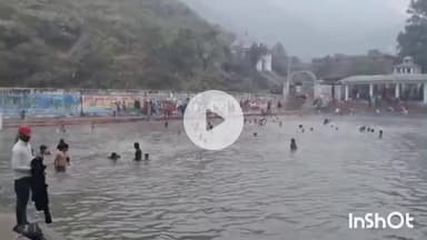 मुंगेर: भीषण ठंड के बीच ऋषिकुंड में आस्था का सैलाब, गर्म कुंड में स्नान के लिए उमड़ रहे श्रद्धालु