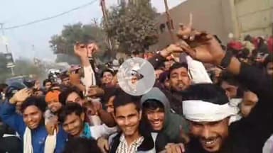 मथुरा: मथुरा में लंबे समय से पीएफ बोनस न मिलने पर स्वीटी सुपारी फैक्ट्री के कर्मचारियों ने कंपनी के आगे किया प्रदर्शन