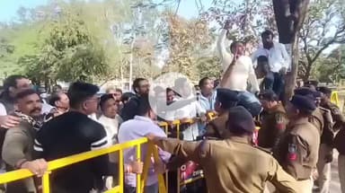 नरसिंहपुर: NSUI कार्यकर्ताओं और पुलिस प्रशासन के बीच कहासुनी, कार्यकर्ताओं ने बेरीकेट हटाकर मुर्दाबाद के नारे लगाए