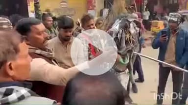 बिधूना: अछल्दा कस्बा के नहर बाजार में बांग्लादेश में हिंदू युवक की हत्या के विरोध में फूंका गया पुतला