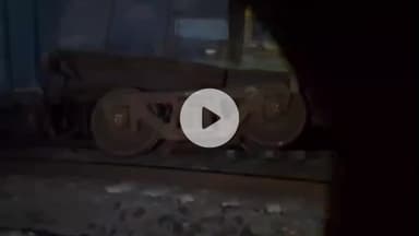 झाझा: जमुई-जसीडीह रेलखंड के सिमुलताला पुल पर सीमेंट से लदी मालगाड़ी दुर्घटनाग्रस्त, 17 बोगी पटरी से उतरी