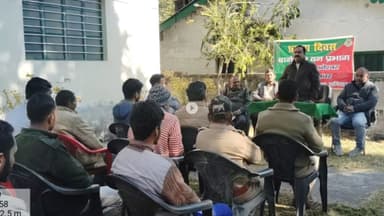 कपकोट: वन्यजीव मानव संघर्ष को कम करने के लिए रेंजर धरमघर ने रेंज कार्यालय में ग्रामीणों व स्टाफ के साथ की बैठक