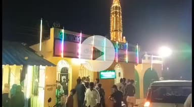 சீர்காழி: சீர்காழி அருகே மேலச்சாலையில் அன்னை அஜ்மத் பீவி தர்ஹா சந்தனம் பூசும் நிகழ்ச்சியில் ஏராளமானோர் கலந்து கொண்டனர்