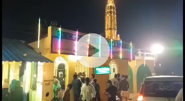 சீர்காழி: சீர்காழி அருகே மேலச்சாலையில் அன்னை அஜ்மத் பீவி தர்ஹா சந்தனம் பூசும் நிகழ்ச்சியில் ஏராளமானோர் கலந்து கொண்டனர்